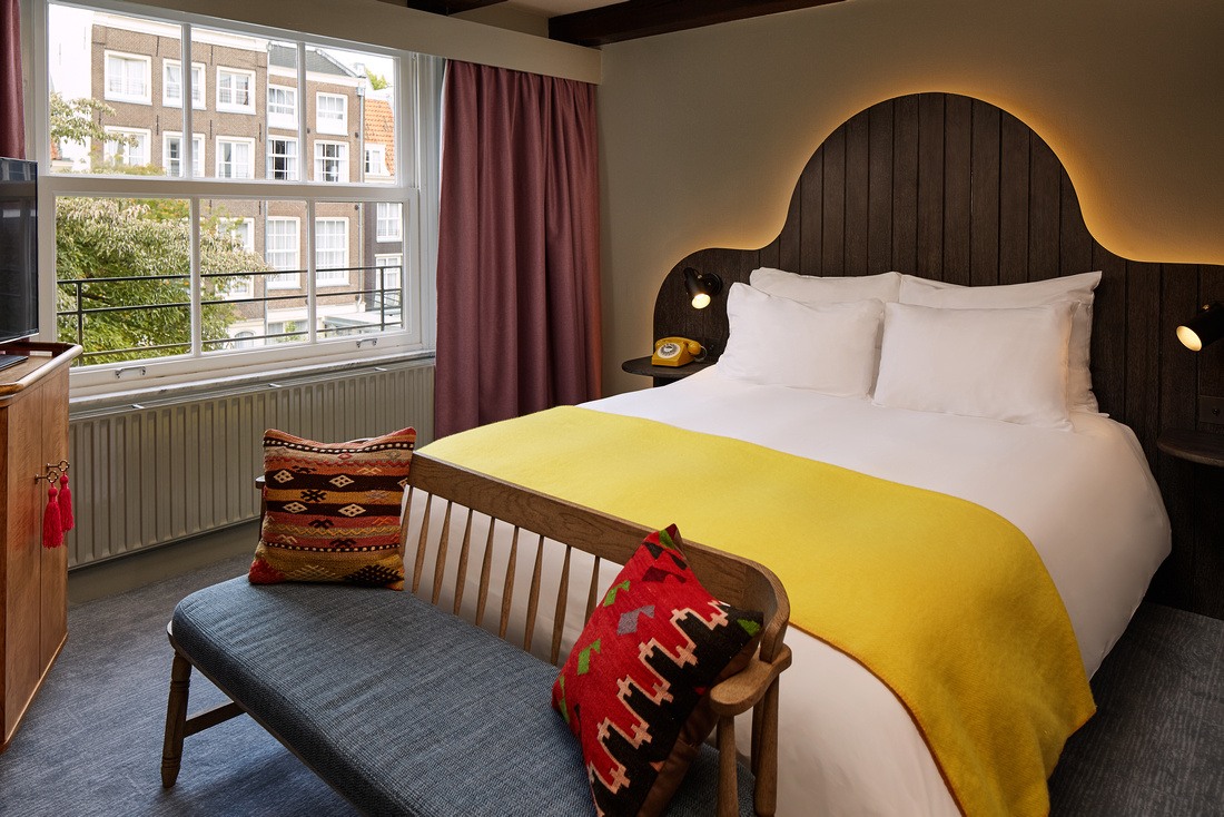 Innenansicht des Schlafbereiches des Classic Queen Zimmers des Pulitzer Amsterdam Hotels
